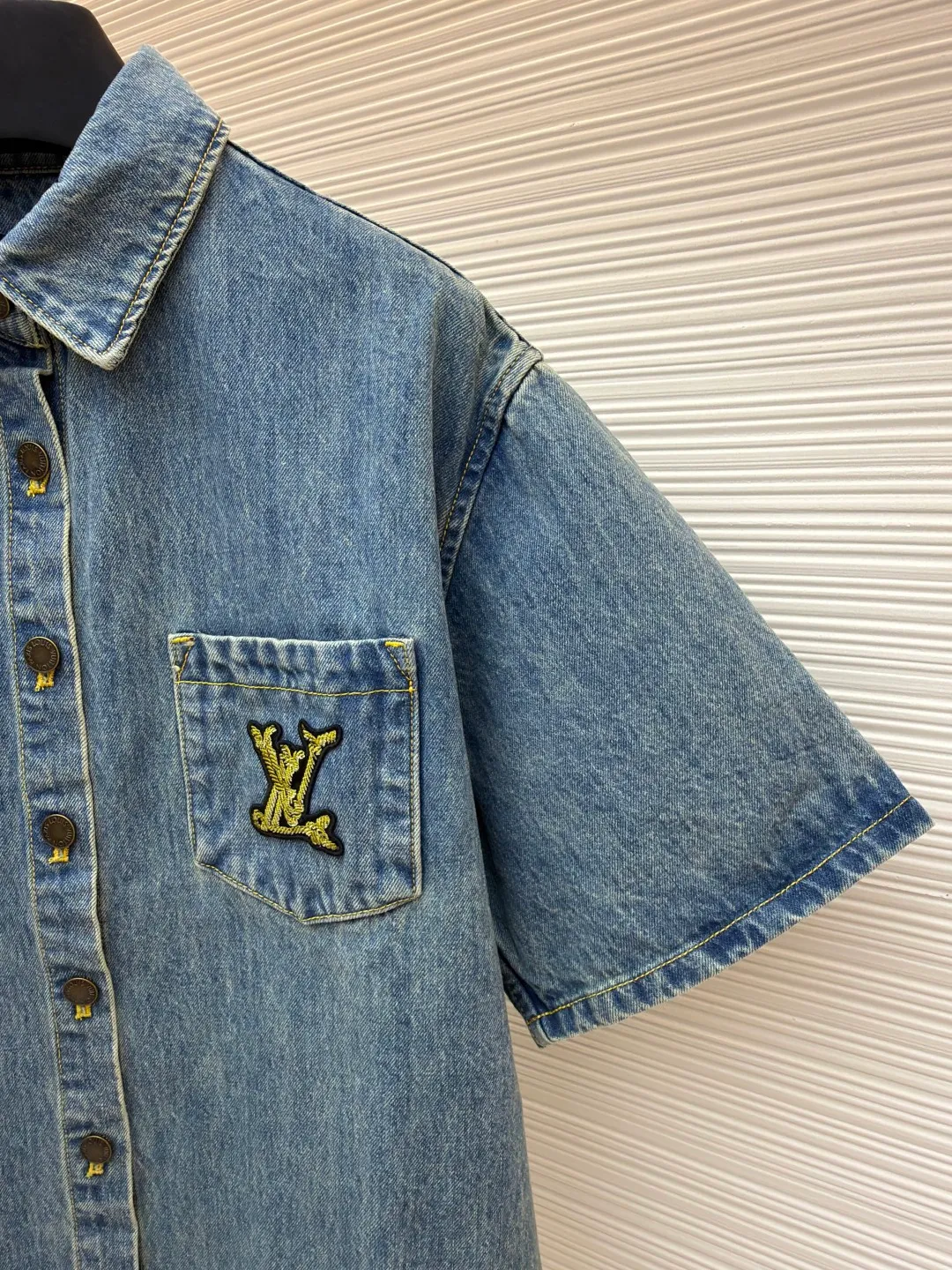 LOUIS VUITTON rope embroidered denim jacket ●Authentic product: purchased and developed for 10999 ●Item number: 1680835-A95 ●Fabric: denim fabric ●Technology: embroidery production ●Version: fitted version ●Weight: about 585 grams ●Size: 34-36-38 ●Description: The fabric is made of YB customized denim fabric, with straw rope embroidery design on the chest. The overall alignment is straight and delicate, the fabric is comfortable and soft, and the color is consistent without color difference. It can be matched with the same style to create a fashionable look and control various occasions. Customized accessories, complete with three standards, same style for men and women!